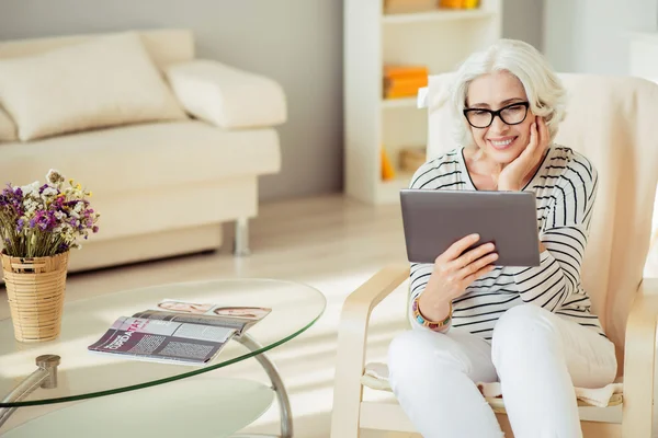 Mujer de edad avanzada positiva que usa el comprimido — Foto de Stock