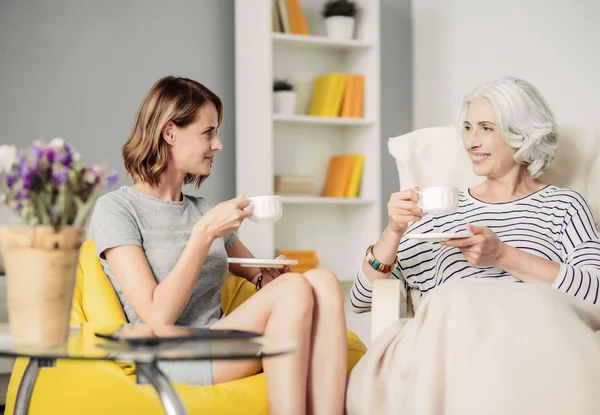 Vidám, boldog nő és a nagymamája, teázás — Stock Fotó