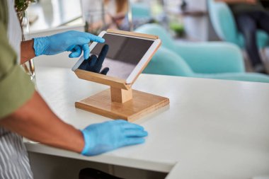 Erkek çiçekçi tablet üzerinden hizmet sunuyor