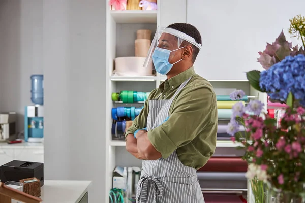 Joven vendiendo racimos en la tienda durante la pandemia — Foto de Stock