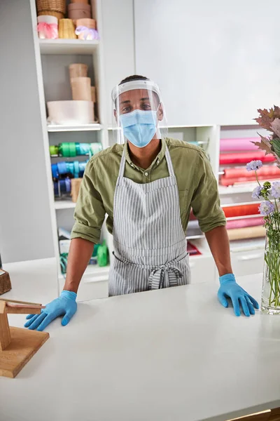 Jovem alegre vendendo buquês durante a quarentena — Fotografia de Stock