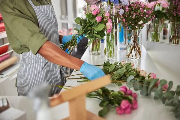 Hombre haciendo ramos de flores frescas en floristería — Foto de Stock