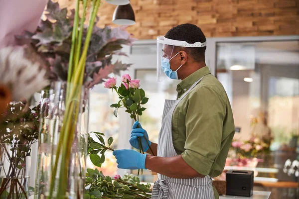 Alegre florista trabajando en la tienda durante la cuarentena — Foto de Stock