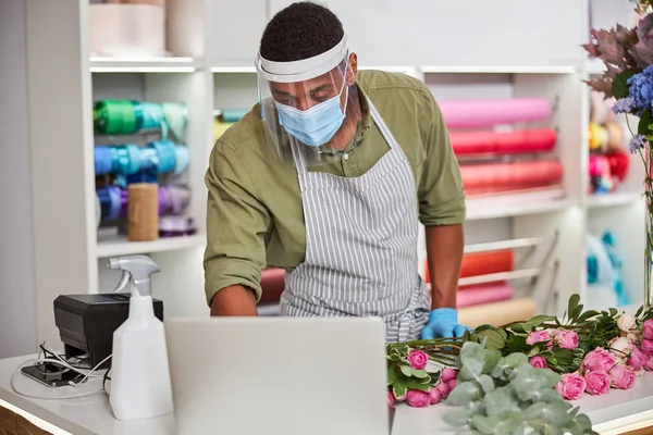 Floristería con portátil para la venta en línea durante la pandemia —  Fotos de Stock