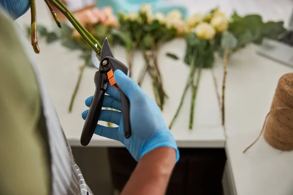 Květinářství pomocí nůžek při výrobě kytice v práci — Stock fotografie