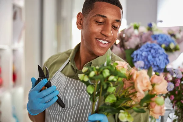 Joven florista alegre divirtiéndose en el trabajo — Foto de Stock