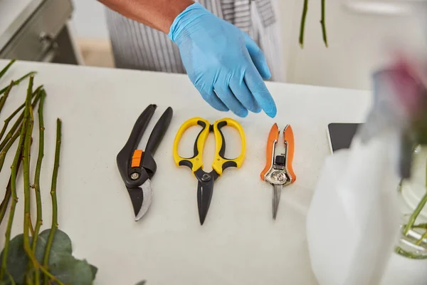 Bloemist met behulp van professionele tools voor het versieren van bloemen — Stockfoto