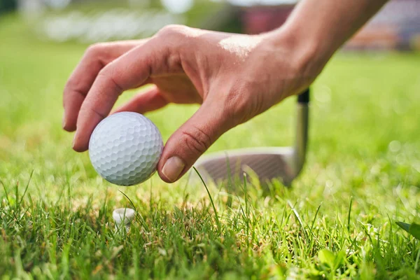 Golfista profissional se preparando para um jogo — Fotografia de Stock