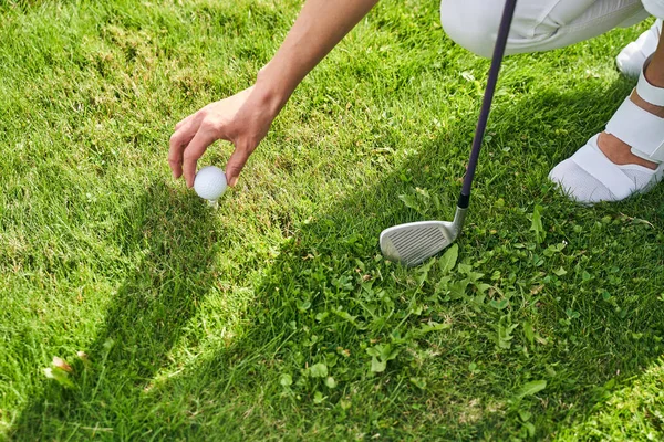 Jovem golfista preparando-se para um jogo — Fotografia de Stock