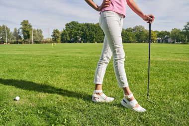 Profesyonel bayan golfçü oyuna hazır.