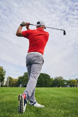 Dışarıda golfte usta bir golfçü.