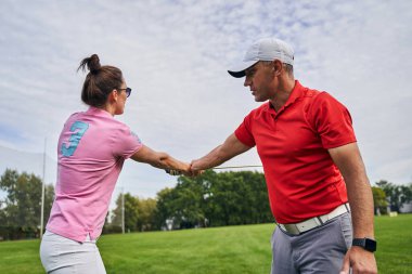 Genç beyaz kadın oyunun temellerinde ustalaşıyor.