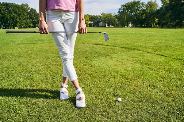 Молода спортсменка тримає гольф клуб — стокове фото