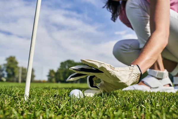 Golfer σε ένα γάντι κάθεται στο στοίχειωμα της — Φωτογραφία Αρχείου