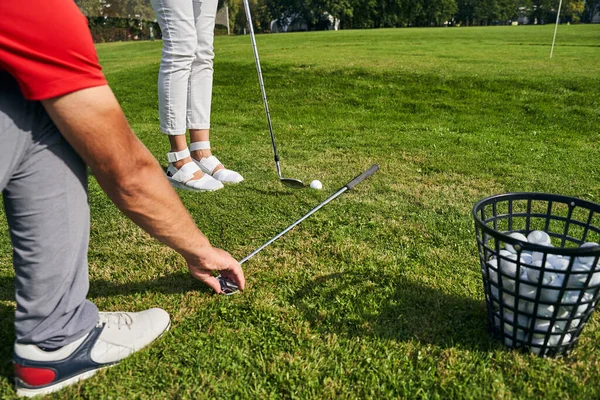 Junge Kaukasierin nimmt eine Golfstunde — Stockfoto