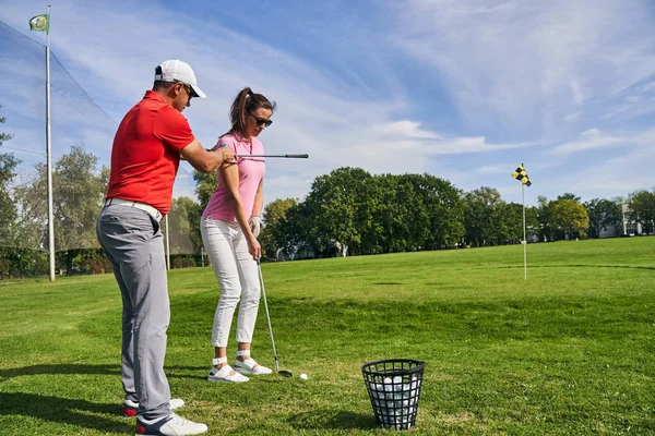 Trainer allineare le spalle del suo studente principiante — Foto Stock