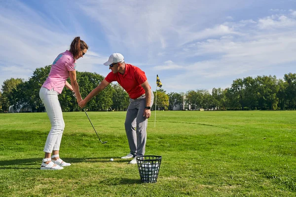 Αρχάριος θηλυκό golfer μαθαίνουν μια σωστή λαβή του γκολφ — Φωτογραφία Αρχείου