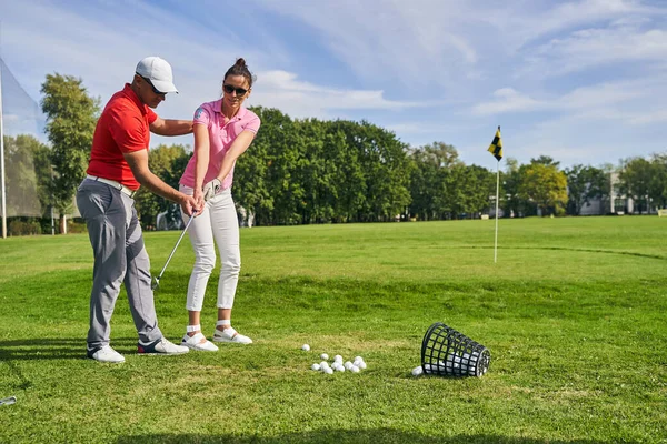 Kaukaski początkujący golfista nauka podstaw gry — Zdjęcie stockowe