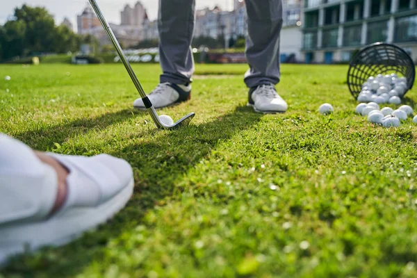 Trener instruowanie początkujący golfista uderzyć piłkę — Zdjęcie stockowe