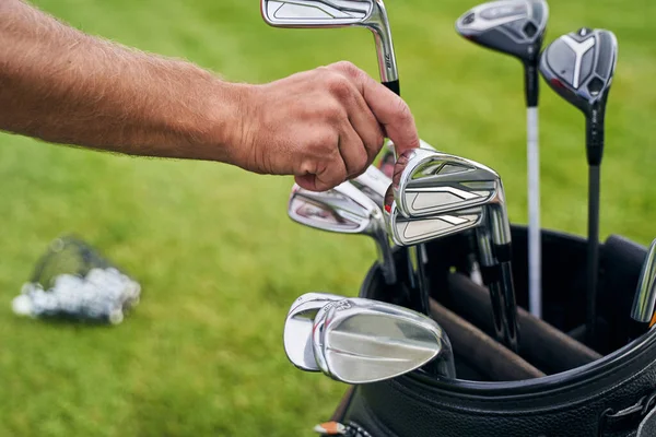 Golfista masculino se preparando para um treinamento ao ar livre — Fotografia de Stock