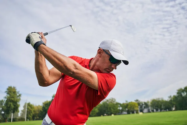 Golfista masculino fazendo um balanço de golfe ao ar livre — Fotografia de Stock