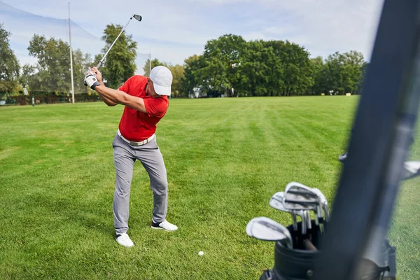 Treinamento de golfista masculino experiente no campo — Fotografia de Stock