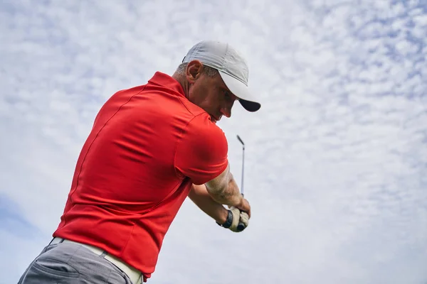 Atleta professionista di sesso maschile migliorare la sua ripresa golf — Foto Stock