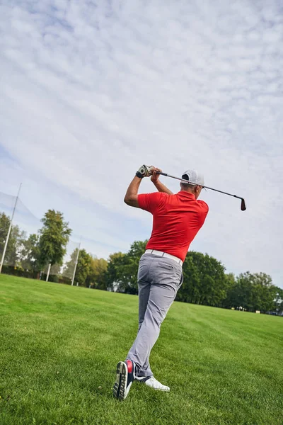 Fit erwachsener kaukasischer Spieler verbessert seinen Schwung — Stockfoto