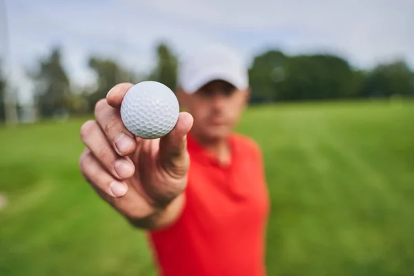 Biały golfista w czapce stojącej na zewnątrz — Zdjęcie stockowe