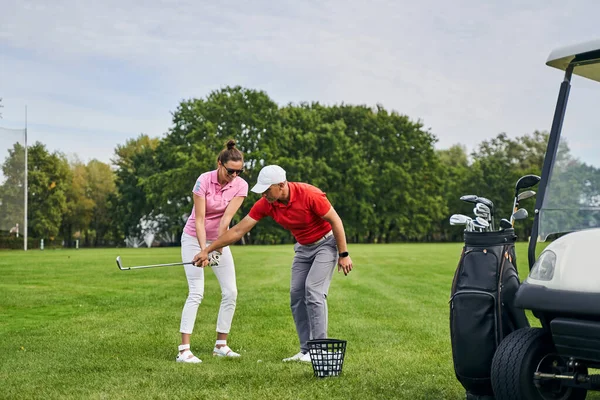 Señora sonriente golfista dominando los fundamentos del golf —  Fotos de Stock