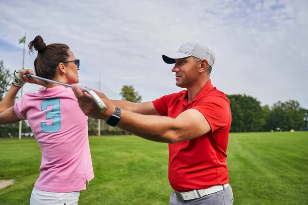 Golfista feminina aprendendo a fazer um backswing — Fotografia de Stock