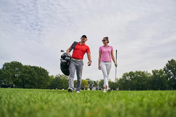 Örömteli női golfozó bámulja a golf oktatóját. — Stock Fotó