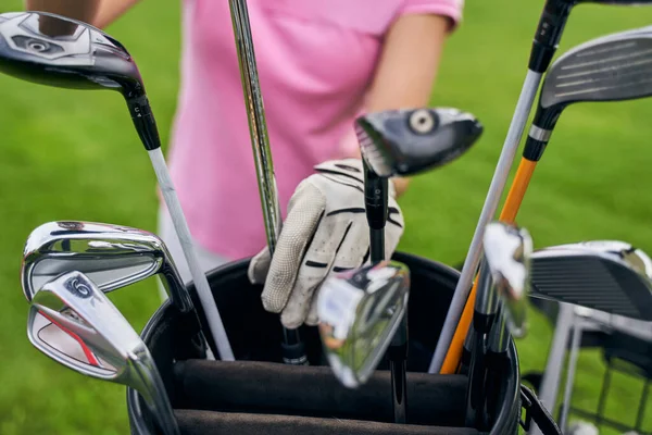 Golfista profissional feminino escolhendo o equipamento de golfe certo — Fotografia de Stock