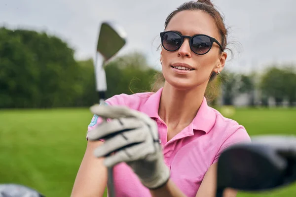Golfista calificado preparándose para el juego de golf —  Fotos de Stock