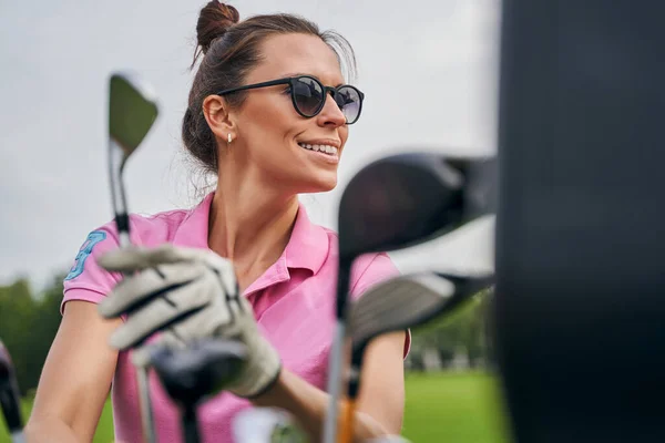 Zufriedener Golfspieler mit Sonnenbrille schaut weg — Stockfoto