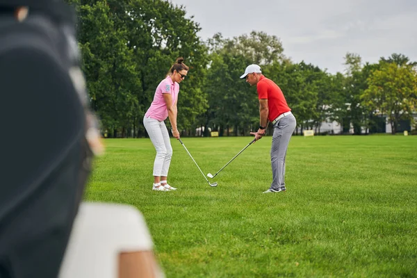 Δύο ενήλικες παίκτες τελειοποιούν τις λαβές του γκολφ τους — Φωτογραφία Αρχείου