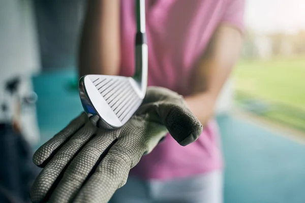 Jogador mostrando uma cunha de golfe colocado em sua palma — Fotografia de Stock