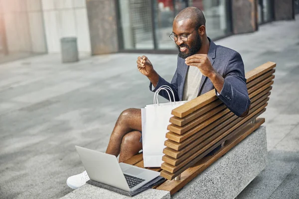 Positivo encantado pessoa masculina desfrutando de sua pausa — Fotografia de Stock