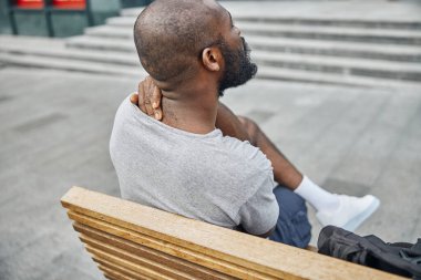 Bankta oturan düşünceli adama yaklaş.