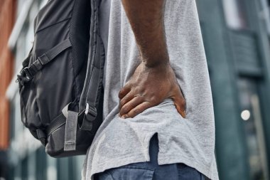 Yarı pozisyonda duran genç bir erkek.