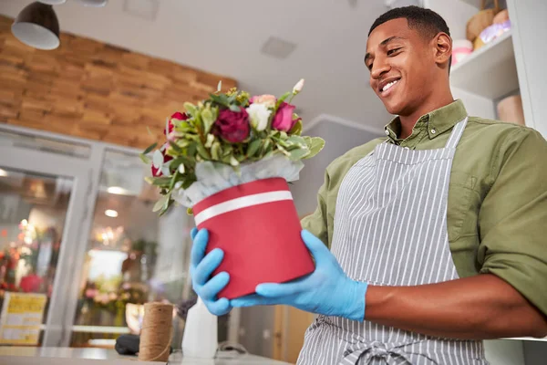 Artista floral mirando con orgullo su trabajo —  Fotos de Stock