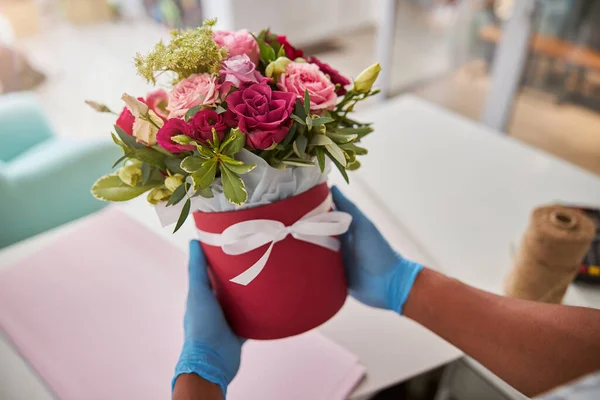 Cadeau emballé pot de fleurs dans quelqu'un mains — Photo