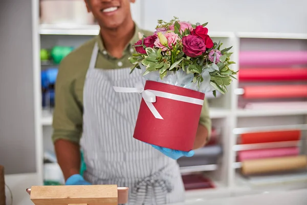 Floristería comerciante vendiendo una olla de rosas — Foto de Stock