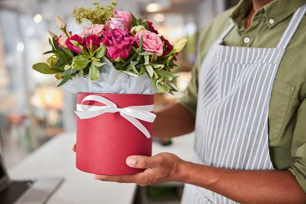 Olla roja con rosas en manos de floristas —  Fotos de Stock