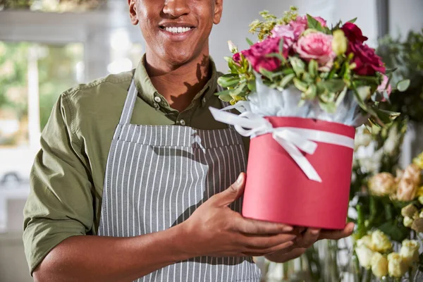 Artista floral mixta mostrando una maceta de flores — Foto de Stock