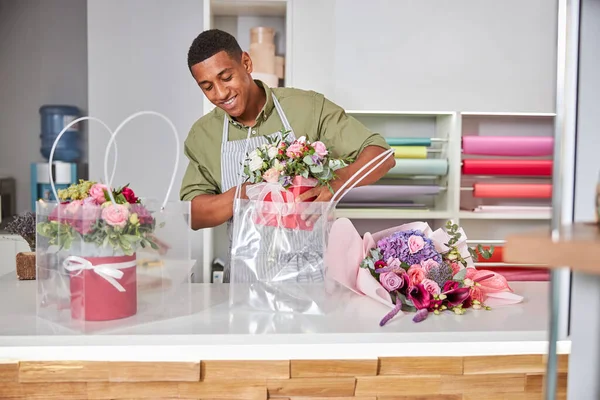Hard werkende bloemist omgaan met het verpakken van bloempotten — Stockfoto