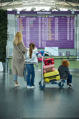 Danışma masasına bakan aile üyeleri