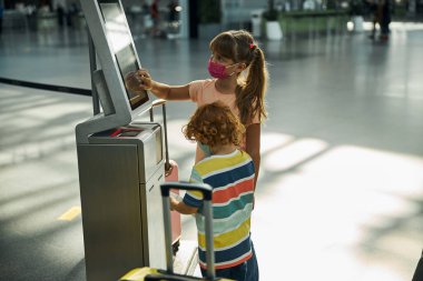 Poşet düşürme ekranında düğmelere basan kız