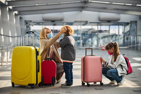 Frau tätschelt ihrem Sohn auf den Kopf — Stockfoto