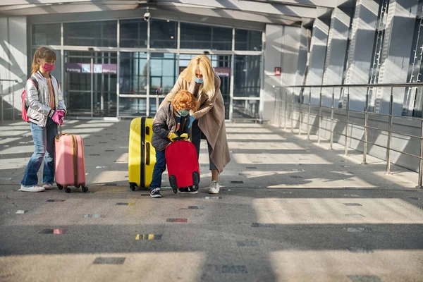 Besorgte Mutter unterstützt ihren Sohn, der ein Taschenproblem hat — Stockfoto